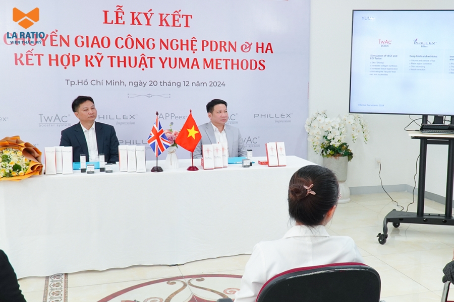 Hình ảnh Bác sĩ Trung và đại diện Yuma Medical trong buổi lễ ký kết