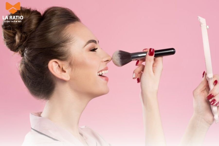 Có thể tạm thời cải thiện tình trạng mũi hếch bằng cách trang điểm Có thể tạm thời cải thiện tình trạng mũi hếch bằng cách trang điểm