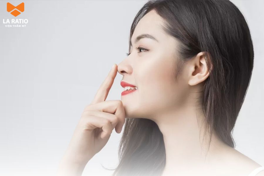 Về mặt thẩm mỹ dáng mũi hếch được đánh giá là dáng mũi thô, kém mềm mại Về mặt thẩm mỹ dáng mũi hếch được đánh giá là dáng mũi thô, kém mềm mại