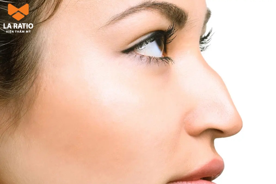 Xương mũi bị nứt gãy do phải chịu những tác động từ ngoại lực như ẩu đả, tai nạn