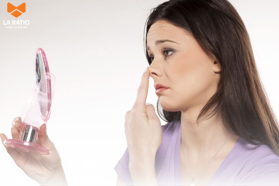 Mũi hếch là dáng mũi có đầu mũi và vách ngăn mũi cách xa nhau Mũi hếch là dáng mũi có đầu mũi và vách ngăn mũi cách xa nhau