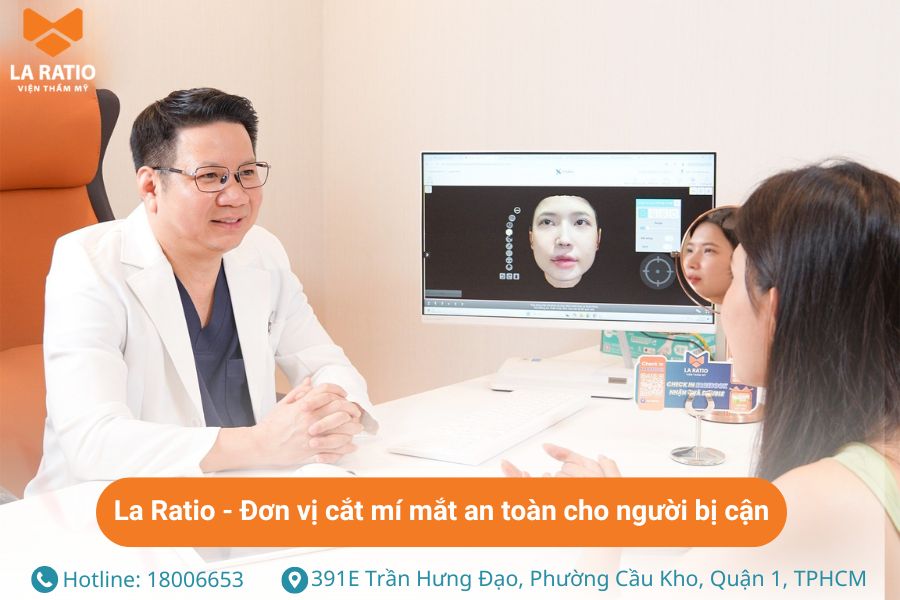 Khách hàng tư vấn cắt mí với Bác sĩ Võ Thành Trung