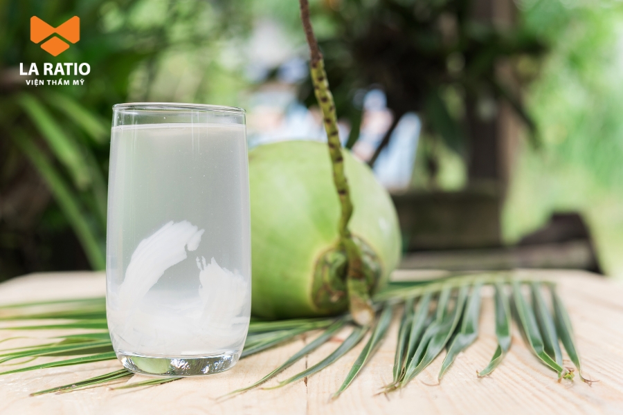 Bạn nên kiêng nước dừa trong khoảng 1 tuần đầu sau phẫu thuật để vết thương ổn định Bạn nên kiêng nước dừa trong khoảng 1 tuần đầu sau phẫu thuật để vết thương ổn định