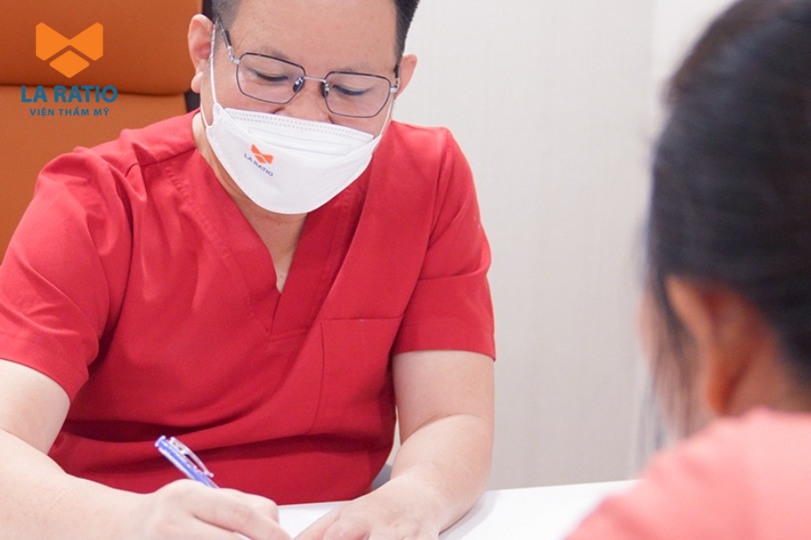 Bác sĩ Võ Thành Trung sẽ là người trực tiếp thăm khám và tư vấn cho khách hàng