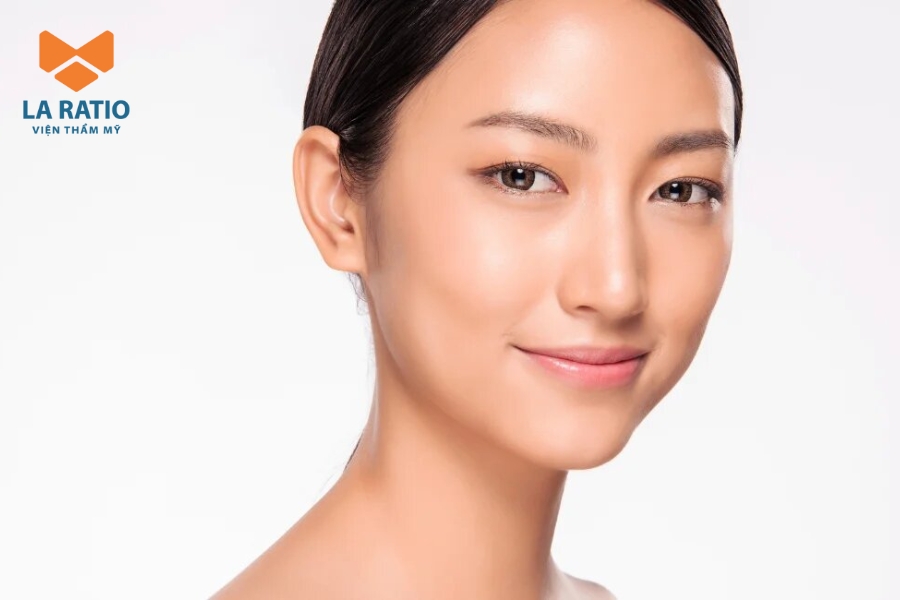 Trong xu hướng làm đẹp hiện đại, mắt lá răm không còn là chuẩn mực được ưa chuộng như trước