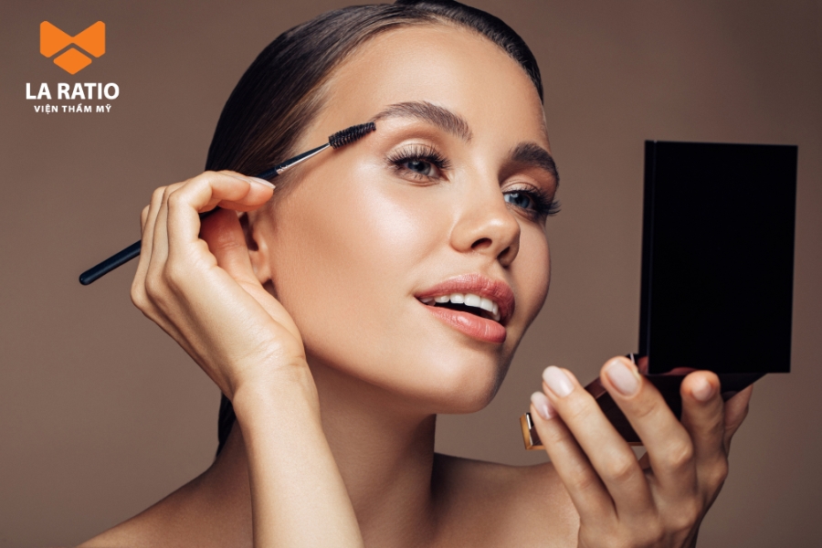 Sau nâng mũi nên hạn chế trang điểm