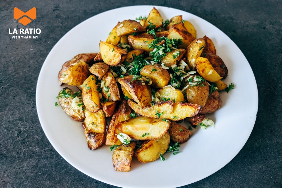 Khi chế biến khoai tây, nên ưu tiên món luộc hoặc hấp thay vì chiên rán nhiều dầu mỡ Khi chế biến khoai tây, nên ưu tiên món luộc hoặc hấp thay vì chiên rán nhiều dầu mỡ
