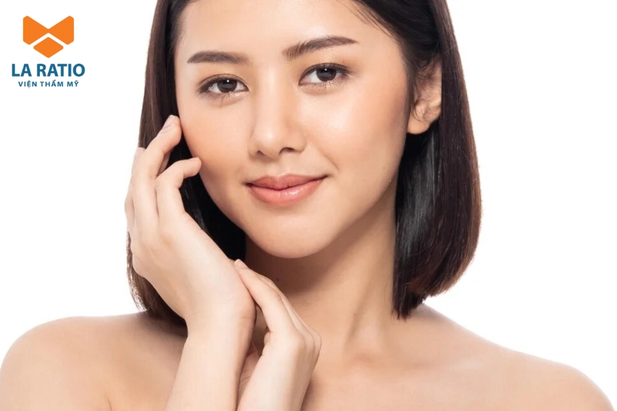 Mắt buồn có lông mi rũ xuống, tạo cảm giác như đôi mắt luôn trong trạng thái ngấn lệ Mắt buồn có lông mi rũ xuống, tạo cảm giác như đôi mắt luôn trong trạng thái ngấn lệ