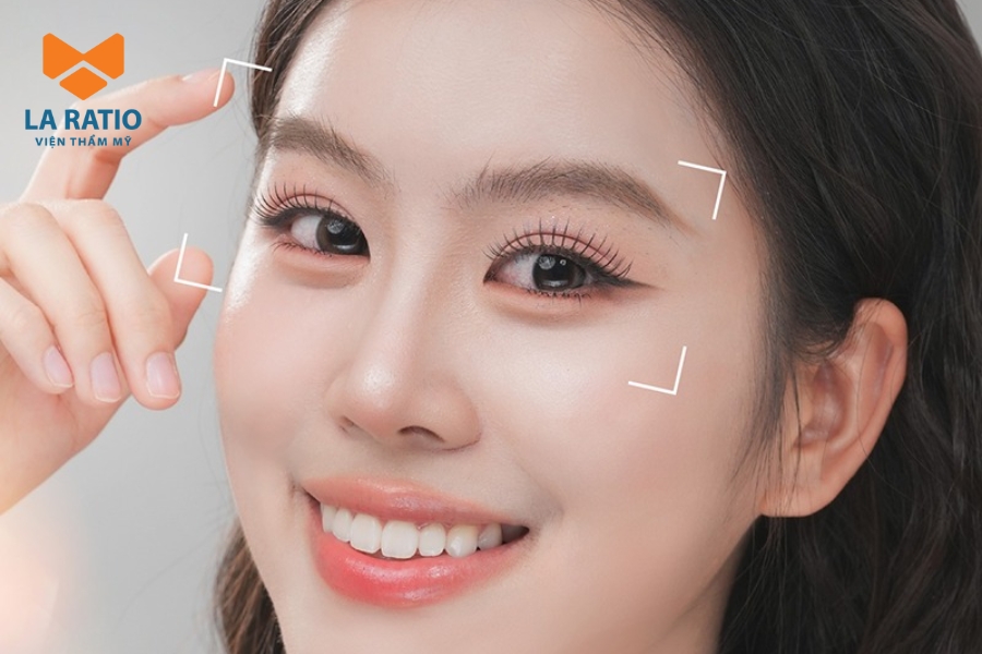 Thế nào là đôi mắt biết cười? Đây là đôi mắt khi cười lên sẽ tạo thành hình vầng trăng khuyết Thế nào là đôi mắt biết cười? Đây là đôi mắt khi cười lên sẽ tạo thành hình vầng trăng khuyết