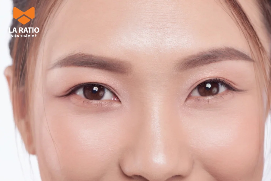 Mắt lá răm đáng trăm quan tiền ngụ ý những điều tốt lành trong tướng số