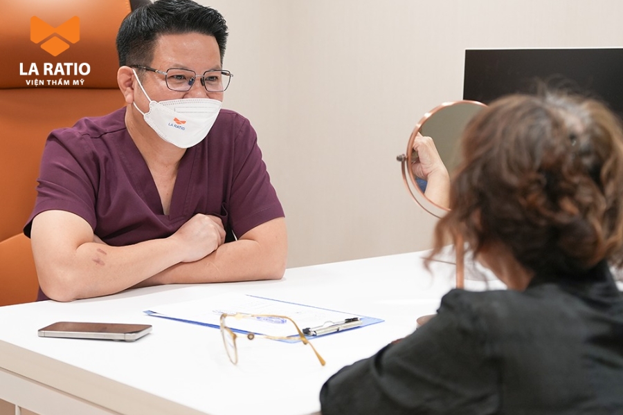 Bác sĩ Trung trực tiếp thăm khám cho khách hàng