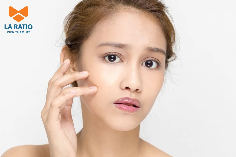 Phụ nữ có ánh mắt vô hồn tràn đầy suy nghĩ thường kết hôn muộn và trải qua nhiều trắc trở trong chuyện tình cảm Phụ nữ có ánh mắt vô hồn tràn đầy suy nghĩ thường kết hôn muộn và trải qua nhiều trắc trở trong chuyện tình cảm