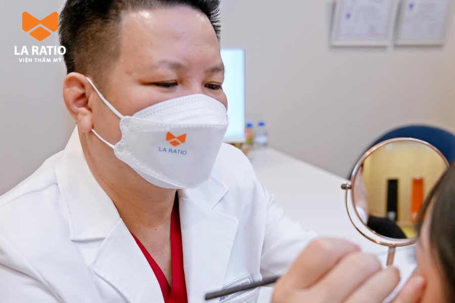 Bác sĩ Võ Thành Trung trực tiếp thăm khám và tư vấn dáng mắt cho khách hàng Bác sĩ Võ Thành Trung trực tiếp thăm khám và tư vấn dáng mắt cho khách hàng