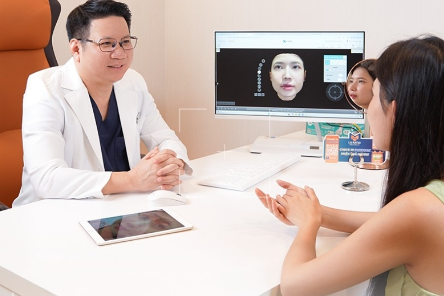 Bác sĩ Trung trực tiếp thăm khám và tư vấn cho khách hàng