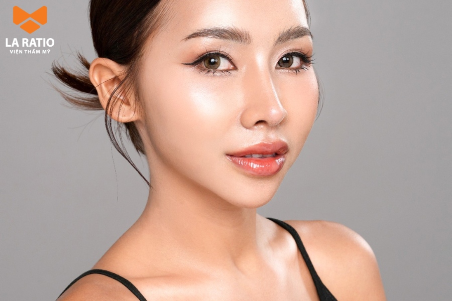 Khi nhìn nghiêng, mũi L Line tạo thành một đường thẳng vuông góc giống chữ L