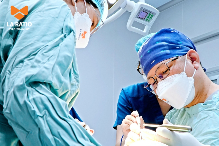 Bác sĩ Võ Thành Trung trực tiếp thực hiện phẫu thuật thẩm mỹ mắt cho khách hàng Bác sĩ Võ Thành Trung trực tiếp thực hiện phẫu thuật thẩm mỹ mắt cho khách hàng