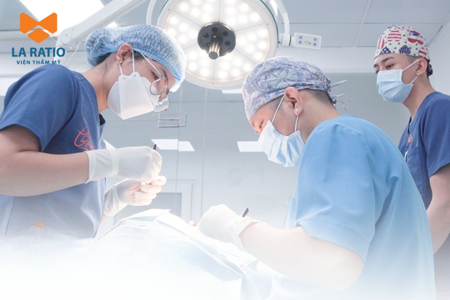 Bác sĩ Võ Thành Trung sẽ là người trực tiếp thực hiện nâng mũi cho khách hàng Bác sĩ Võ Thành Trung sẽ là người trực tiếp thực hiện nâng mũi cho khách hàng