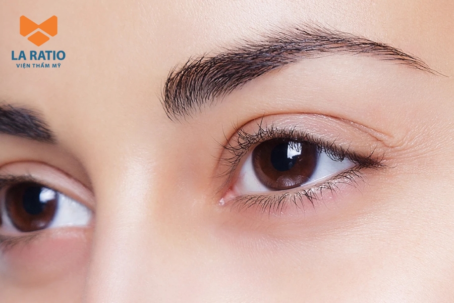 Mắt lá răm lông mày lá liễu là cách mô tả vẻ đẹp truyền thống của người phụ nữ Việt