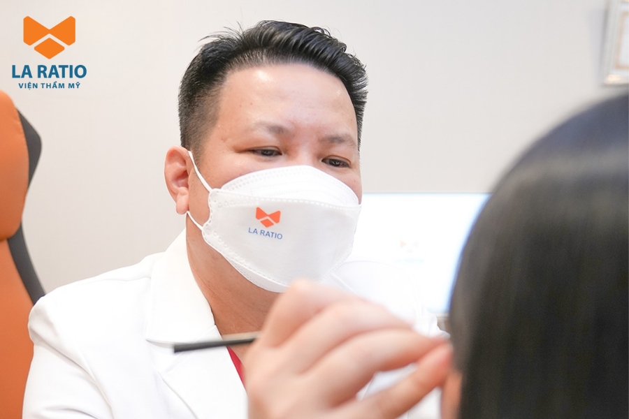 Bác sĩ Võ Thành Trung trực tiếp thăm khám và tư vấn dáng mắt cho khách hàng