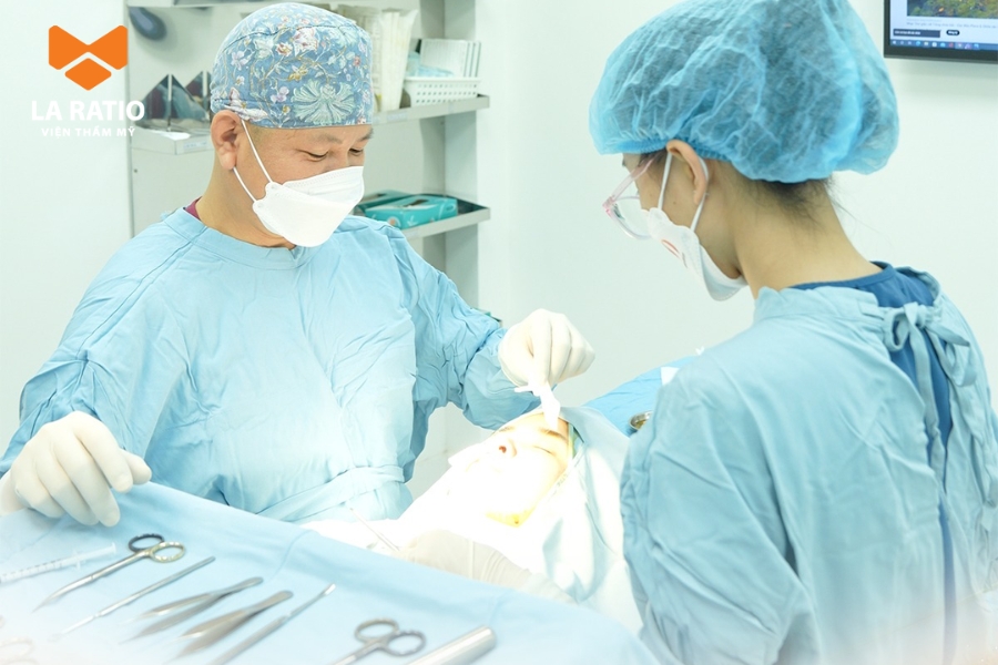 Bác sĩ Võ Thành Trung với hơn 20 năm kinh nghiệm sẽ trực tiếp thực hiện phẫu thuật