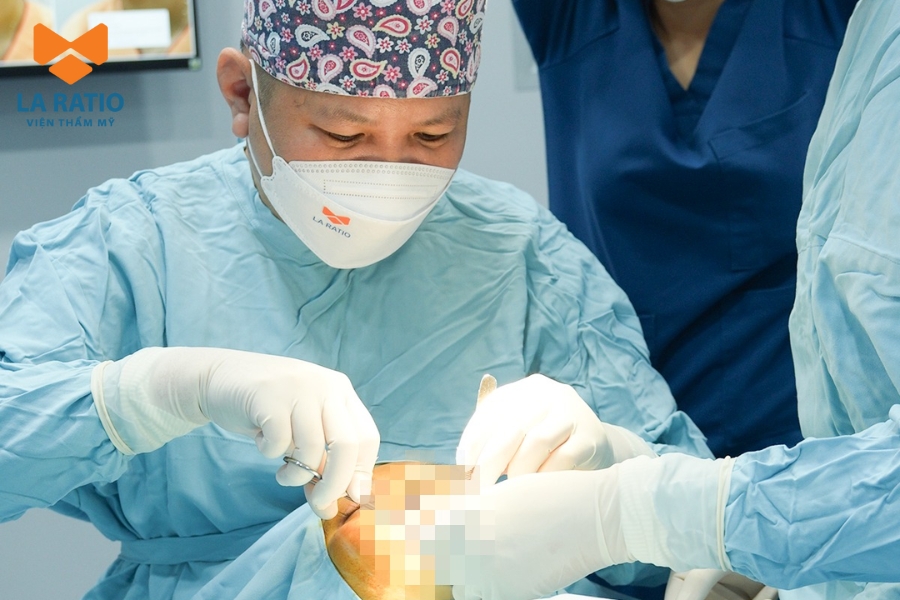 Bác sĩ Trung trực tiếp thực hiện nâng mũi không băng nẹp cho khách hàng Bác sĩ Trung trực tiếp thực hiện nâng mũi không băng nẹp cho khách hàng