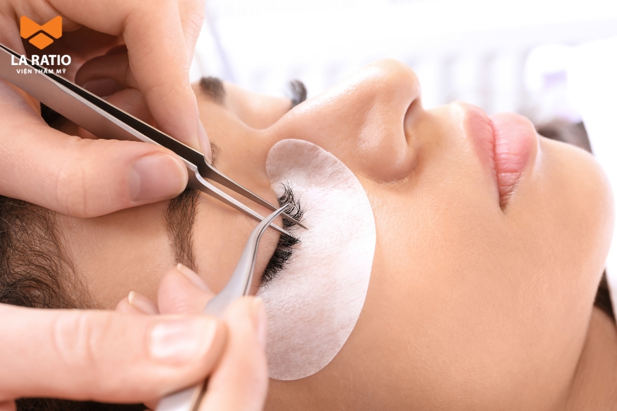 Thời gian đầu sau phẫu thuật cắt mí mắt, bạn không nên nối mi Thời gian đầu sau phẫu thuật cắt mí mắt, bạn không nên nối mi