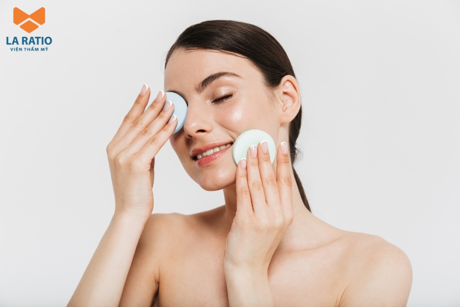 Khi chăm sóc da mặt, nên ưu tiên chọn những sản phẩm dịu nhẹ và lành tính