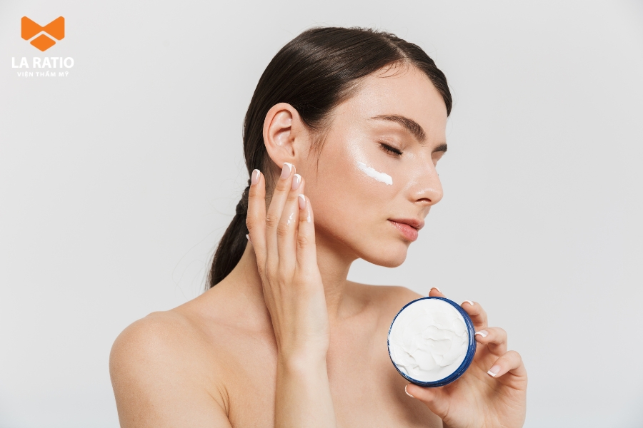 Sau 1 tuần nâng mũi, bạn có thể bắt đầu dưỡng da bình thường