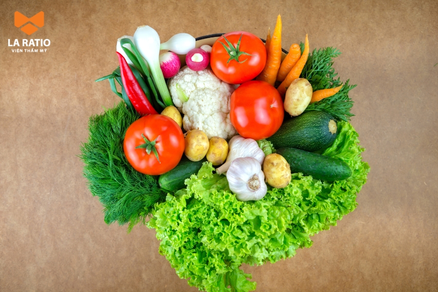 Rau xanh chứa nhiều vitamin và khoáng chất giúp thúc đẩy quá trình tái tạo mô và hỗ trợ vết thương mau lành. Rau xanh chứa nhiều vitamin và khoáng chất giúp thúc đẩy quá trình tái tạo mô và hỗ trợ vết thương mau lành.