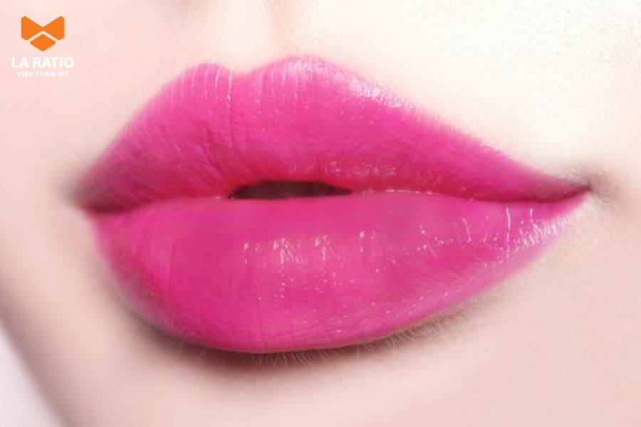 Phun màu môi hồng cánh sen phù hợp với tình trạng môi ít thâm Phun màu môi hồng cánh sen phù hợp với tình trạng môi ít thâm