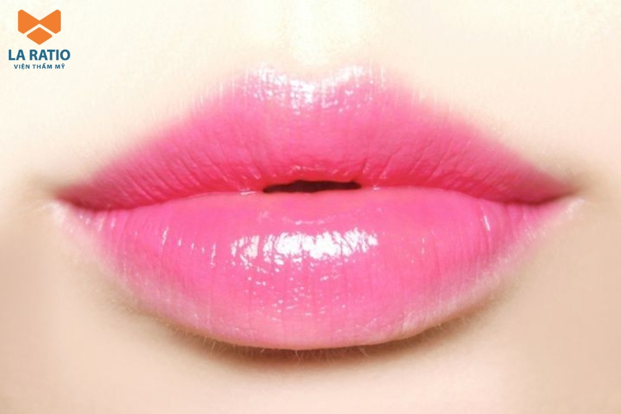 Phun môi hồng cánh sen sử dụng mực phun để tạo đôi môi tươi sáng như màu của hoa sen Phun môi hồng cánh sen sử dụng mực phun để tạo đôi môi tươi sáng như màu của hoa sen