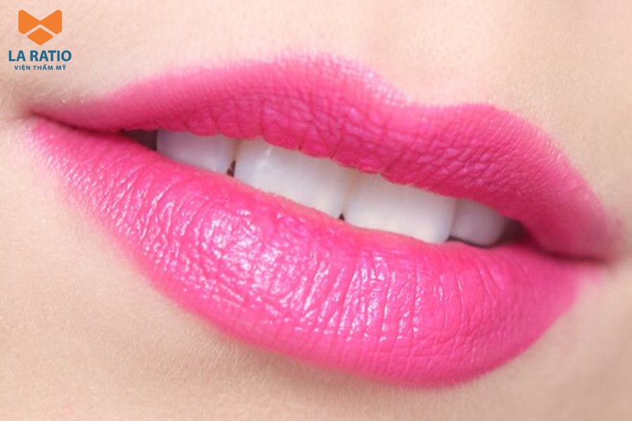 Phun xăm môi màu hồng cánh sen phù hợp với độ tuổi từ 20 - 35 Phun xăm môi màu hồng cánh sen phù hợp với độ tuổi từ 20 - 35