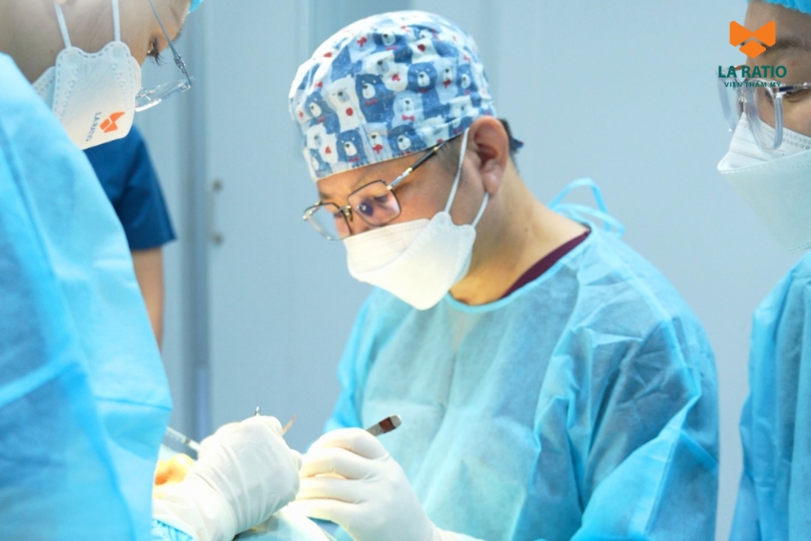 Bác sĩ Võ Thành Trung trực tiếp tư vấn - thăm khám - thực hiện cắt mí cho khách hàng