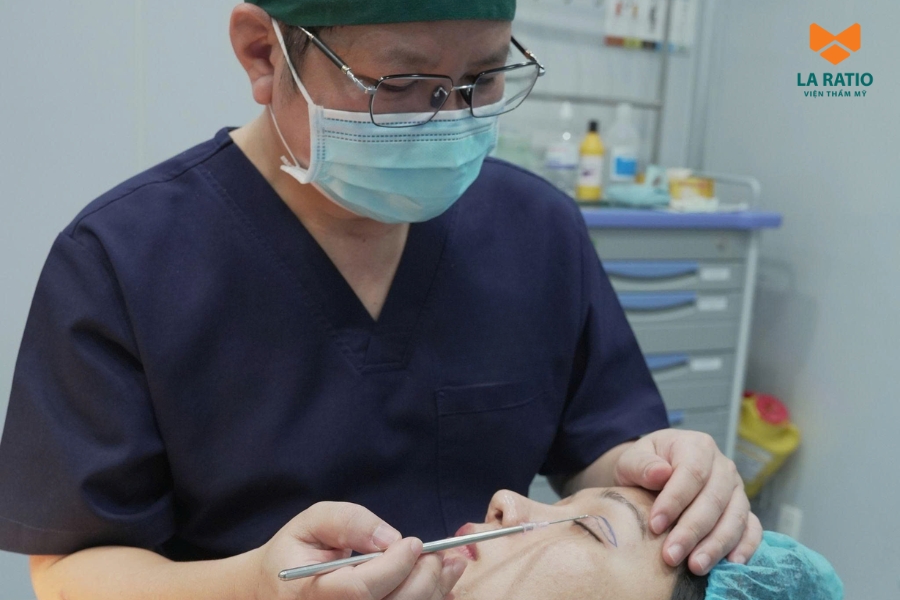 Bác sĩ luôn tận tâm, cẩn thận và tỉ mỉ trong từng thao tác