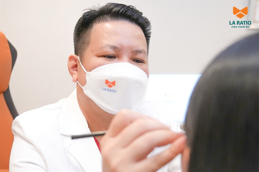 Mỗi khách hàng được bác sĩ thiết kế dáng mí riêng, phù hợp với gương mặt