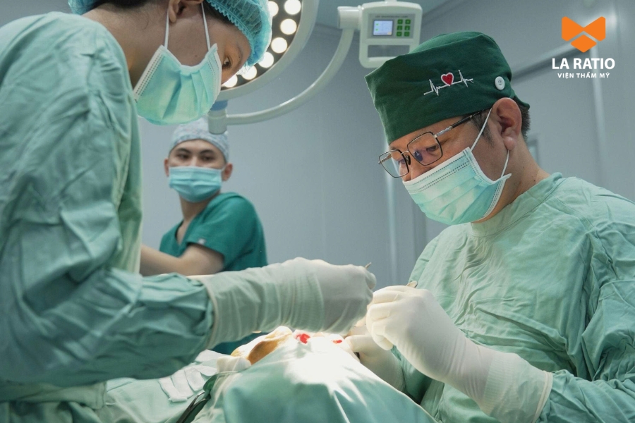 Bác sĩ Võ Thành Trung trực tiếp thực hiện nâng mũi cho khách hàng