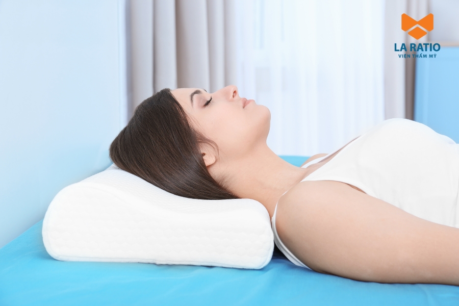 Tư thế nằm ngửa, kê cao đầu an toàn cho người nâng mũi