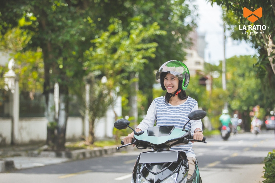 Nâng mũi bao lâu thì chạy xe máy được? Chỉ nên đi xe máy khi có sự đồng ý từ bác sĩ