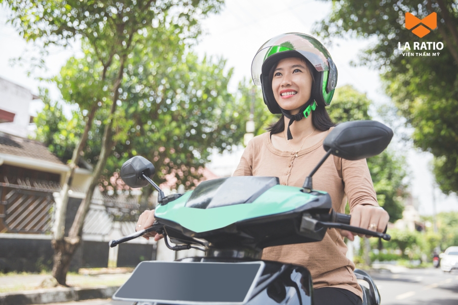 Sau nâng mũi, bạn nên hạn chế đi xe máy để không làm ảnh hưởng đến quá trình hồi phục