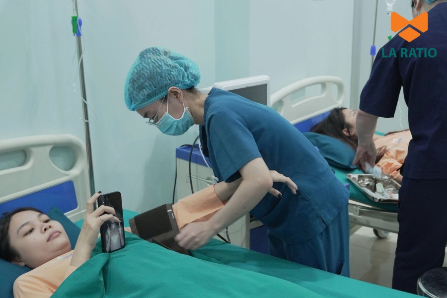 Khách hàng được đội ngũ La Ratio chăm sóc tận tâm sau phẫu thuật, theo dõi sát sao quá trình hồi phục