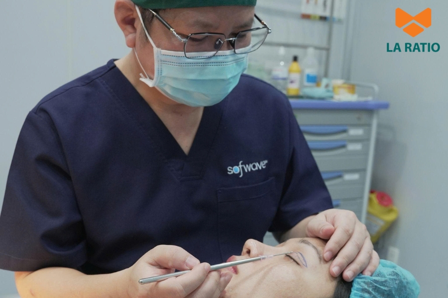 Bác sĩ Võ Thành Trung trực tiếp thực hiện cắt mí mắt cho khách hàng Bác sĩ Võ Thành Trung trực tiếp thực hiện cắt mí mắt cho khách hàng