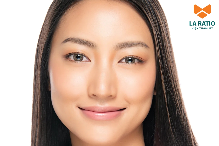 Mặt vuông có đường nét góc cạnh và xương hàm vuông vức