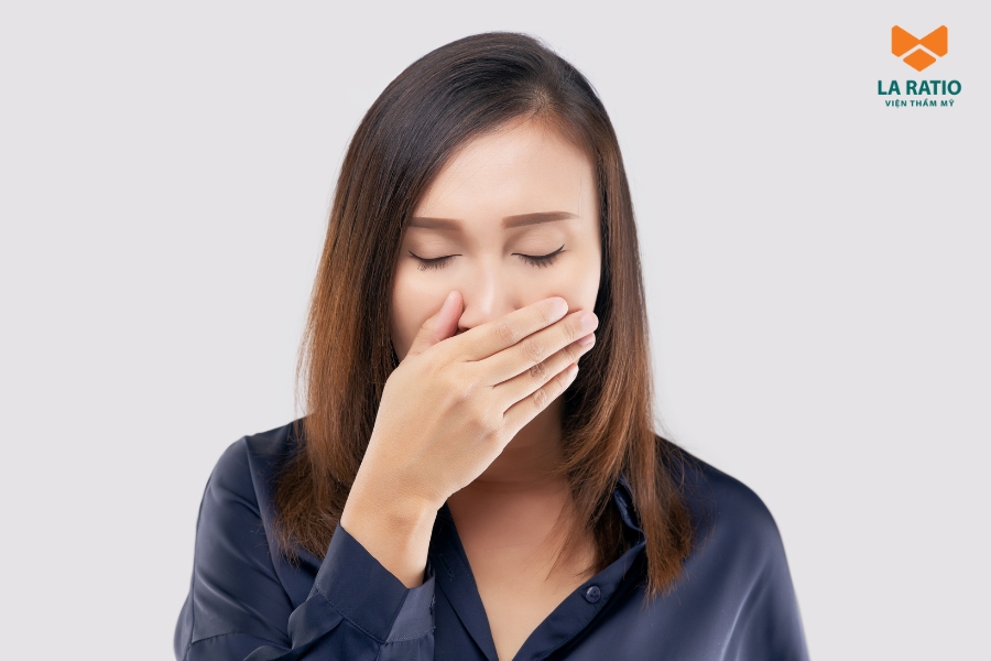 Bạn nên dùng tay che miệng khi ngáp để giảm áp lực lên vùng mũi