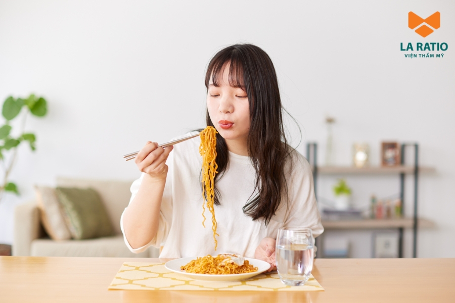 Người mới nâng mũi cần nhiều dưỡng chất, trong khi mì gói hầu như không có giá trị dinh dưỡng Người mới nâng mũi cần nhiều dưỡng chất, trong khi mì gói hầu như không có giá trị dinh dưỡng