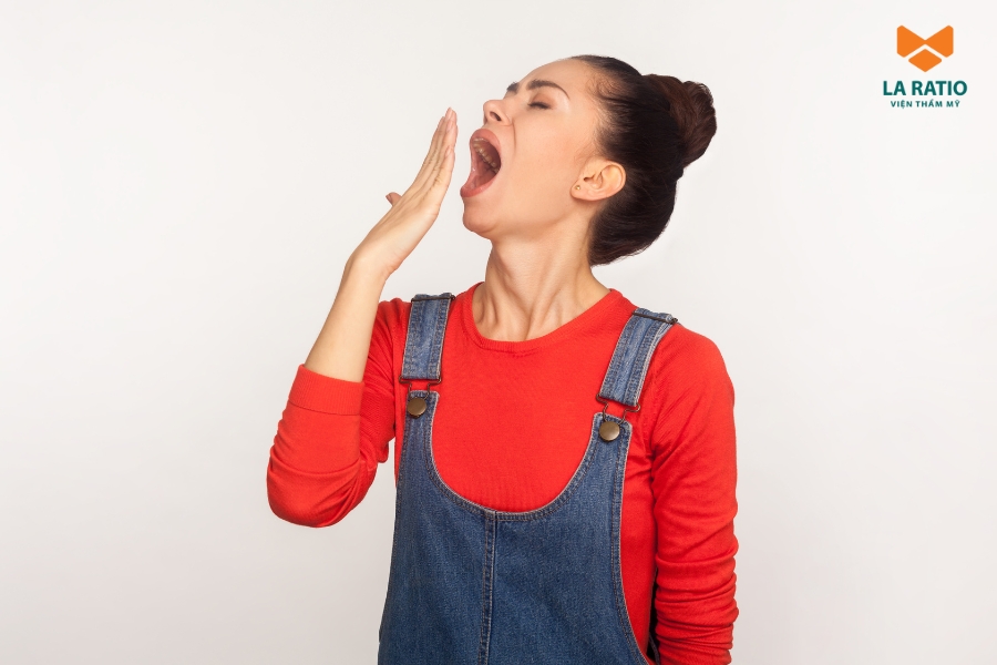 Khi lỡ vô thức ngáp mạnh, bạn cần theo dõi vết thương và báo cho bác sĩ khi cần thiết