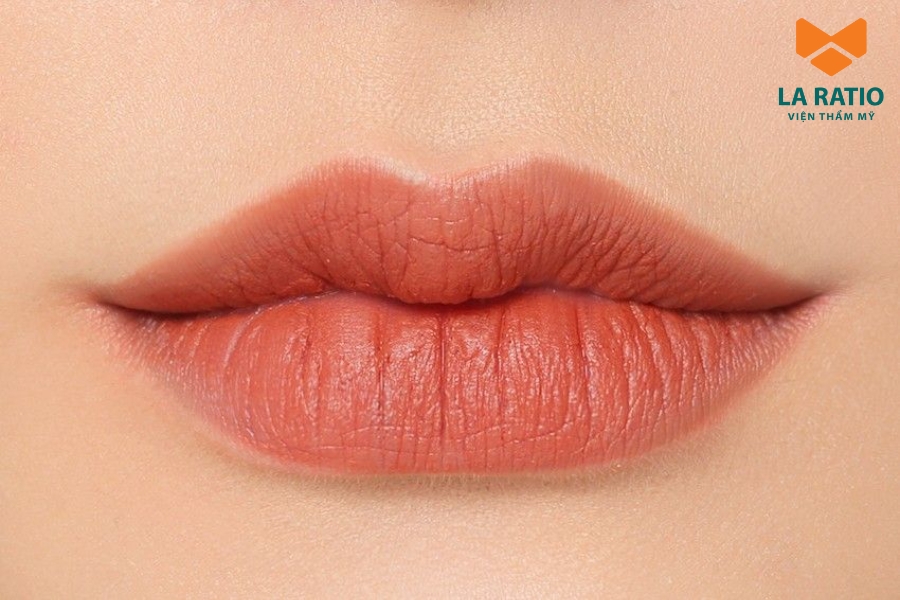 Phun môi cam đất là sự kết hợp giữa cam tươi và một chút nâu trầm