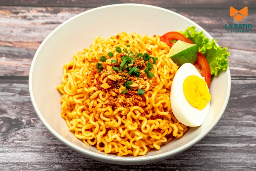 Nâng mũi ăn mì tôm được không? Câu trả là cần tránh ăn mì tôm trong thời gian đầu hậu phẫu Nâng mũi ăn mì tôm được không? Câu trả là cần tránh ăn mì tôm trong thời gian đầu hậu phẫu