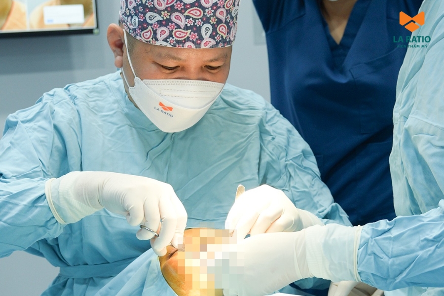 Hình ảnh Bác sĩ Võ Thành Trung đang thực hiện nâng mũi cho khách hàng