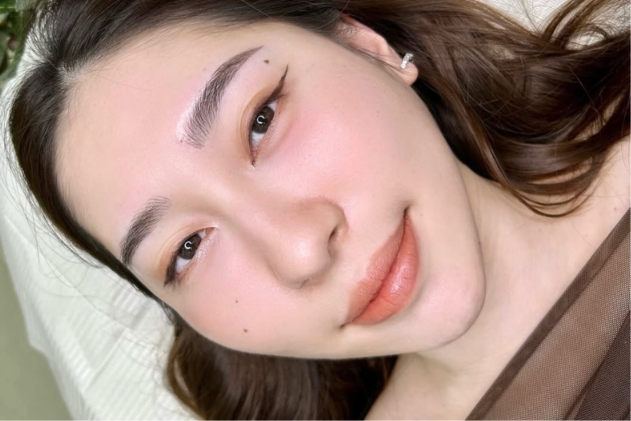 Màu cam đất được ưa chuộng vì nó “chạm” đúng vào gu thẩm mỹ hiện đại, dễ phối và tôn nét đẹp tự nhiên